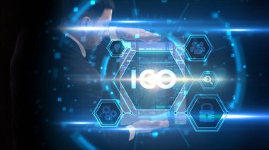 İş, Teknoloji, İnternet ve ağ konsepti. Genç işadamı geleceğin sanal ekranı üzerinde çalışıyor ve ICO yazısını görüyor.