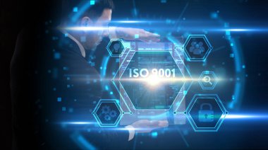 İş, Teknoloji, İnternet ve ağ konsepti. Genç işadamı geleceğin sanal ekranı üzerinde çalışıyor ve ISO 9001 yazısını görüyor.