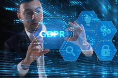 İş, Teknoloji, İnternet ve ağ konsepti. Genç işadamı geleceğin sanal ekranı üzerinde çalışıyor ve GDPR yazısını görüyor.