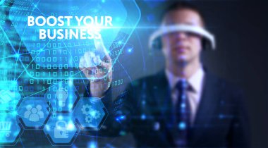 İş, teknoloji, internet ve ağ konsepti. Genç işadamı başarılı büyüme adımları üzerinde düşünüyor: işinizi artırın