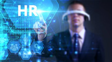 İş, teknoloji, internet ve ağ konsepti. Genç işadamı başarılı büyüme adımları üzerinde düşünüyor: HR