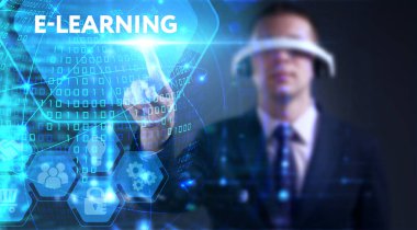 İş, teknoloji, internet ve ağ konsepti. Genç işadamı başarılı büyüme adımları üzerinde düşünüyor: E-öğrenim