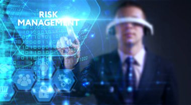 İş, teknoloji, internet ve ağ konsepti. Genç işadamı başarılı büyüme adımları üzerinde düşünüyor: Risk yönetimi