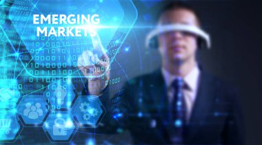 İş, teknoloji, internet ve ağ konsepti. Genç işadamı başarılı büyüme adımları üzerinde düşünüyor: yükselen piyasalar