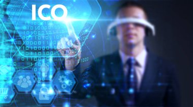 İş, teknoloji, internet ve ağ konsepti. Genç işadamı başarılı büyüme adımları üzerinde düşünüyor: ICO