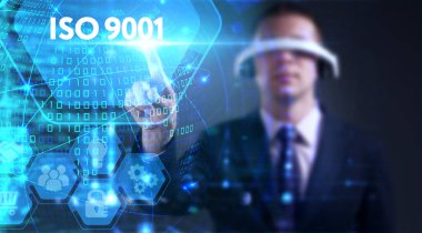 İş, teknoloji, internet ve ağ konsepti. Genç işadamı başarılı büyüme adımları üzerinde düşünüyor: ISO 9001