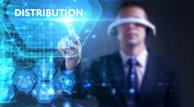 İş, teknoloji, internet ve ağ konsepti. Genç işadamı başarılı büyüme adımları üzerinde düşünüyor: Dağıtım