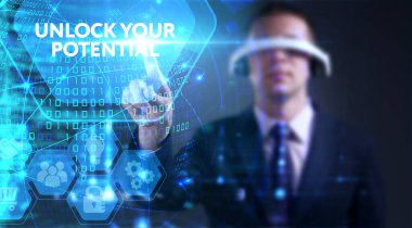 İş, teknoloji, internet ve ağ konsepti. Genç işadamı başarılı büyüme adımları üzerinde düşünüyor: Potansiyelinizin kilidini açın