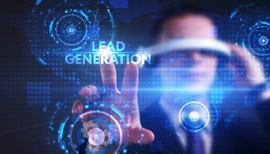 İş, teknoloji, internet ve ağ konsepti. Genç işadamı başarılı büyüme adımları üzerinde düşünüyor: lider nesil