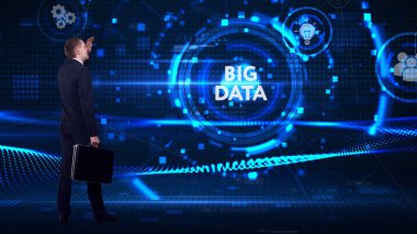 İş, teknoloji, internet ve ağ konsepti. Genç işadamı başarılı büyüme adımları üzerinde düşünüyor: büyük veriler