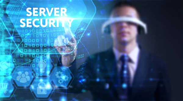 İş, teknoloji, internet ve ağ konsepti. Genç işadamı başarılı büyüme adımları üzerinde düşünüyor: sunucu güvenliği