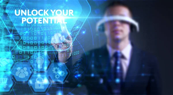 İş, teknoloji, internet ve ağ konsepti. Genç işadamı başarılı büyüme adımları üzerinde düşünüyor: Potansiyelinizin kilidini açın