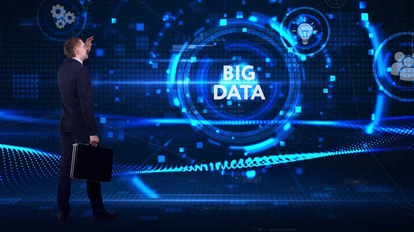 İş, teknoloji, internet ve ağ konsepti. Genç işadamı başarılı büyüme adımları üzerinde düşünüyor: büyük veriler