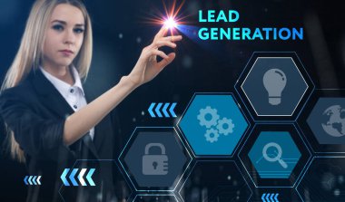 İş, teknoloji, internet ve ağ konsepti. Genç işadamı başarılı büyüme adımları üzerinde düşünüyor: lider nesil