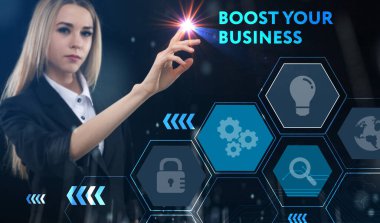 İş, teknoloji, internet ve ağ konsepti. Genç işadamı başarılı büyüme adımları üzerinde düşünüyor: işinizi artırın