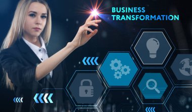 İş, teknoloji, internet ve ağ konsepti. Genç işadamı başarılı büyüme adımları üzerinde düşünüyor: iş dönüşümü