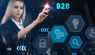 İş, teknoloji, internet ve ağ konsepti. Genç işadamı başarılı büyüme adımları üzerinde düşünüyor: B2B