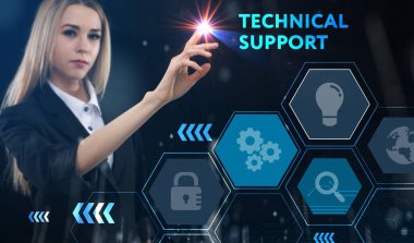 İş, teknoloji, internet ve ağ konsepti. Genç işadamı başarılı büyüme adımları üzerinde düşünüyor: Teknik destek