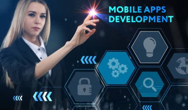 İş, teknoloji, internet ve ağ konsepti. Genç işadamı başarılı büyüme adımları üzerinde düşünüyor: mobil uygulamalar geliştirme