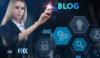 İş, teknoloji, internet ve ağ konsepti. Genç işadamı başarılı büyüme adımları üzerinde düşünüyor: Blog