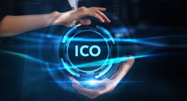 İş, teknoloji, internet ve ağ konsepti. Genç işadamı başarılı büyüme adımları üzerinde düşünüyor: ICO