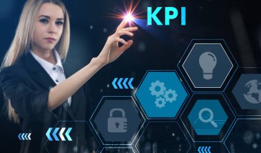 İş, teknoloji, internet ve ağ konsepti. Genç işadamı başarılı büyüme adımları üzerinde düşünüyor: KPI