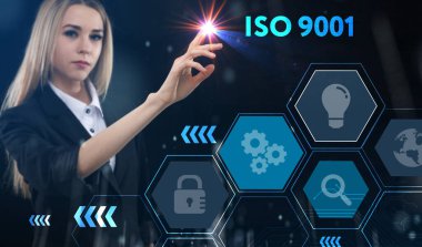 İş, teknoloji, internet ve ağ konsepti. Genç işadamı başarılı büyüme adımları üzerinde düşünüyor: ISO 9001