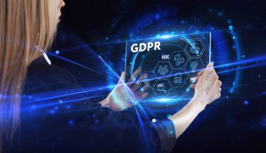 İş, teknoloji, internet ve ağ konsepti. Genç işadamı başarılı büyüme adımları üzerinde düşünüyor: GDPR