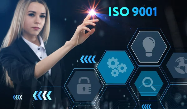 İş, teknoloji, internet ve ağ konsepti. Genç işadamı başarılı büyüme adımları üzerinde düşünüyor: ISO 9001