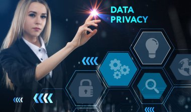 İş, teknoloji, internet ve ağ konsepti. Genç işadamı başarılı büyüme adımları üzerinde düşünüyor: Veri gizliliği