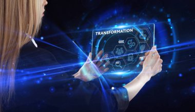 İş, teknoloji, internet ve ağ konsepti. Genç işadamı başarılı büyüme adımları üzerinde düşünüyor: dönüşüm