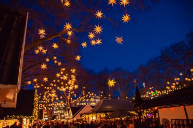 Noel pazarında yıldızlar