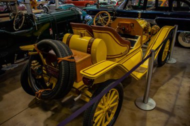 Alman otomobil müzesinde Retro Ford