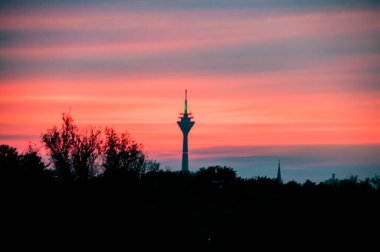 Almanya, Düsseldorf 'ta Rheinturm. Haberleşme kulesi.
