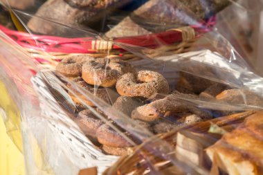 Üzerinde şeker olan ev yapımı bisküviler ve kabuğunda şeffaf polietilen film bulunan sepetlere doldurulmuş diğer fırınlar. Piyasadaki şekerler. Anti-covid ölçü olarak gıda üzerine koruyucu film. 