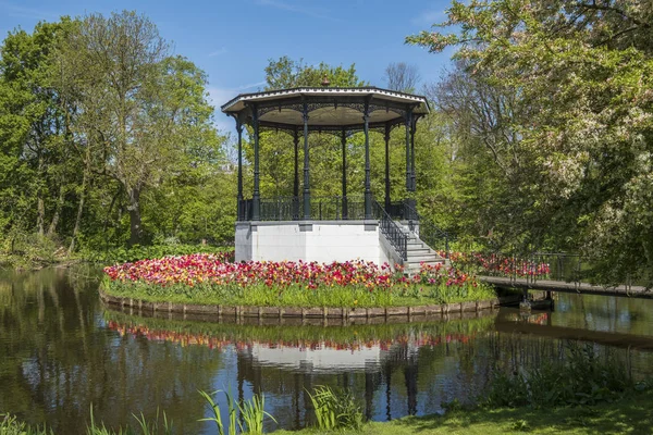 Brug Met Prachtig Park Kiosk Tulpen Vondelpark Amsterdam Nederland — Stockfoto