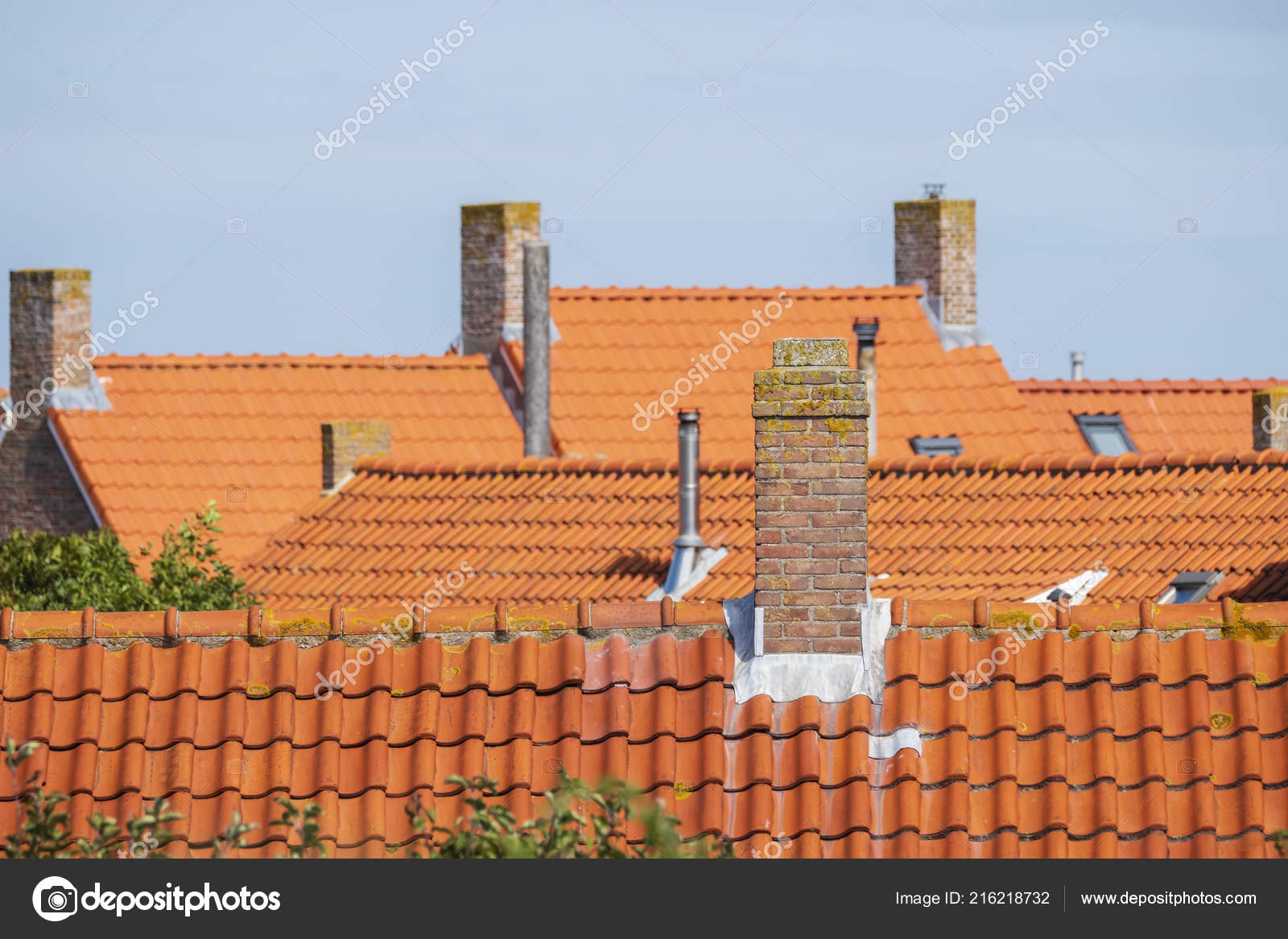 Chimeneas Piedra Los Techos Con Tejas Naranja Contra Cielo Azul — Foto