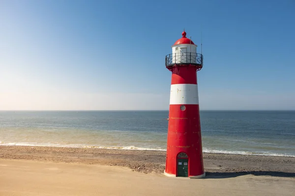 Traditionele rode witte stalen vuurtoren in Westkapelle, Netherlan — Stockfoto