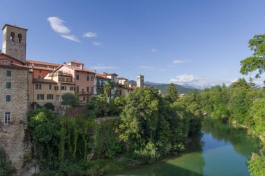 Cividale del Friuli, İtalya (15h Ağustos 2018) - nehir Natisone və SC Şeytan Köprüsü'nden tarihi kentin 