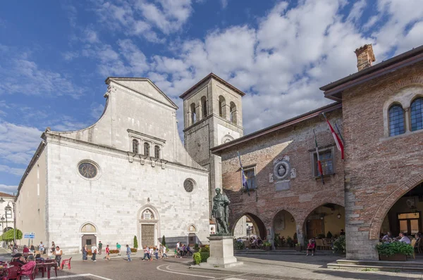 Cividale del Friuli, İtalya (15 Ağustos 2018) - Piazza Duomo Katedrali, Santa Maria Assunta, Palazzo Comunale sundurma ve Julius Caesar, şehrin kurucusu heykeli ile