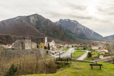 Venzone, İtalya (10 Aralık 2018) - Ortaçağ şehir Venzone yıl 1976 depremden sonra neredeyse tamamen tahrip edildi İtalya'nın Kuzey panoramik manzaralı
