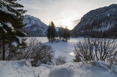 Predil - Raibl, Kuzey Italya'nin kışın buz ve kar ile kaplı dağ Gölü