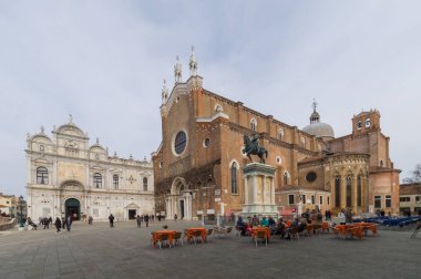 Venedik, İtalya (1 Mart 2019) - Campo Santi Giovanni e Paolo, ana ve en büyük Meydanı Venedik St John Kilisesi ve St. Paul (sağda) ve Scuola grande di San Marco (sol) 