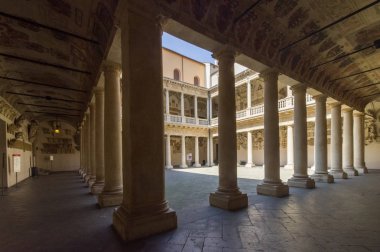 Padova, İtalya (19 Nisan 2018) - 1493 yılından beri Padua Üniversitesi'nin tarihi merkezi olan Bo Palace'ın iç kortu (İtalyanca: Palazzo del Bo). Hala Rektörlüğe ev sahipliği yapmaktadır.