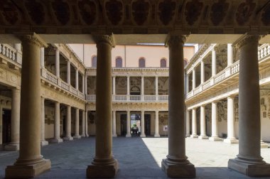 Padova, İtalya (19 Nisan 2018) - 1493 yılından beri Padua Üniversitesi'nin tarihi merkezi olan Bo Palace'ın iç kortu (İtalyanca: Palazzo del Bo). Hala Rektörlüğe ev sahipliği yapmaktadır.