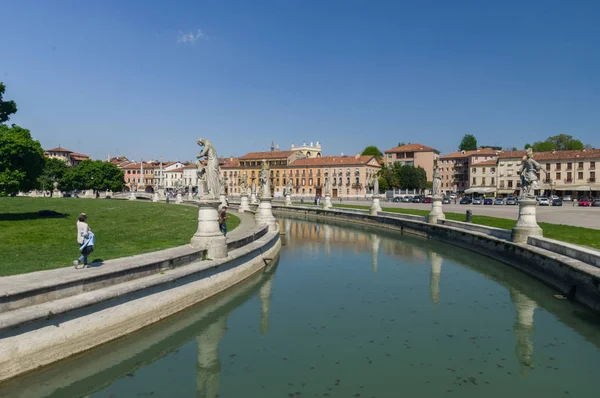 Padova, İtalya (19 Nisan 2019) - Prato della Valle, 90.000 metrekarelik eliptik kare ve içinde bir ada yaratan bir nehir - Immagine
