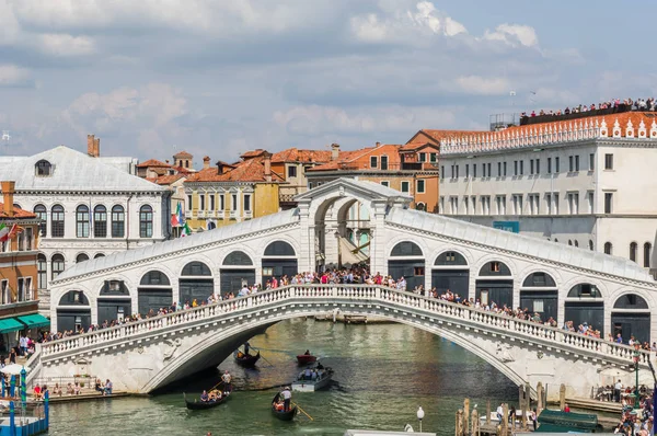 Venedik, İtalya (7 Eylül 2019) - Kanal Grande'de Ponte di Rialto manzarası