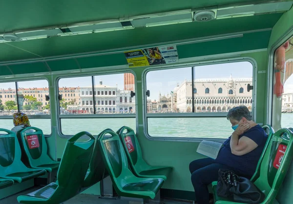 Venedik, İtalya (20 Haziran 2020) - Venedik tipik toplu taşımacılığı olan Vaporetto 'nun içinden ünlü Piazza San Marco' ya bakın