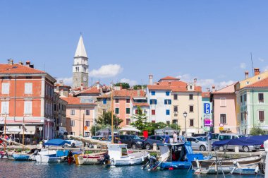 Izola, Slovenya (23 Temmuz 2020) - Izola limanı, renkli eski evleri ve kubbenin çan kulesi