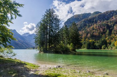 2020 sonbaharında güneşli bir günde İtalya 'daki Alp Mağarası del Predil Gölü